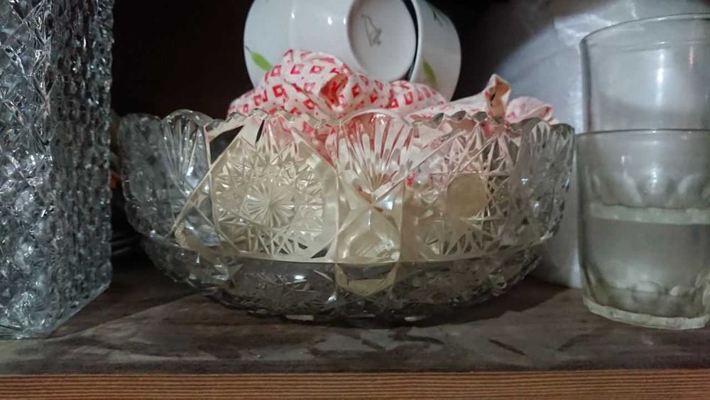 Посуда, рюмки, тарелки, чайные сервизы.