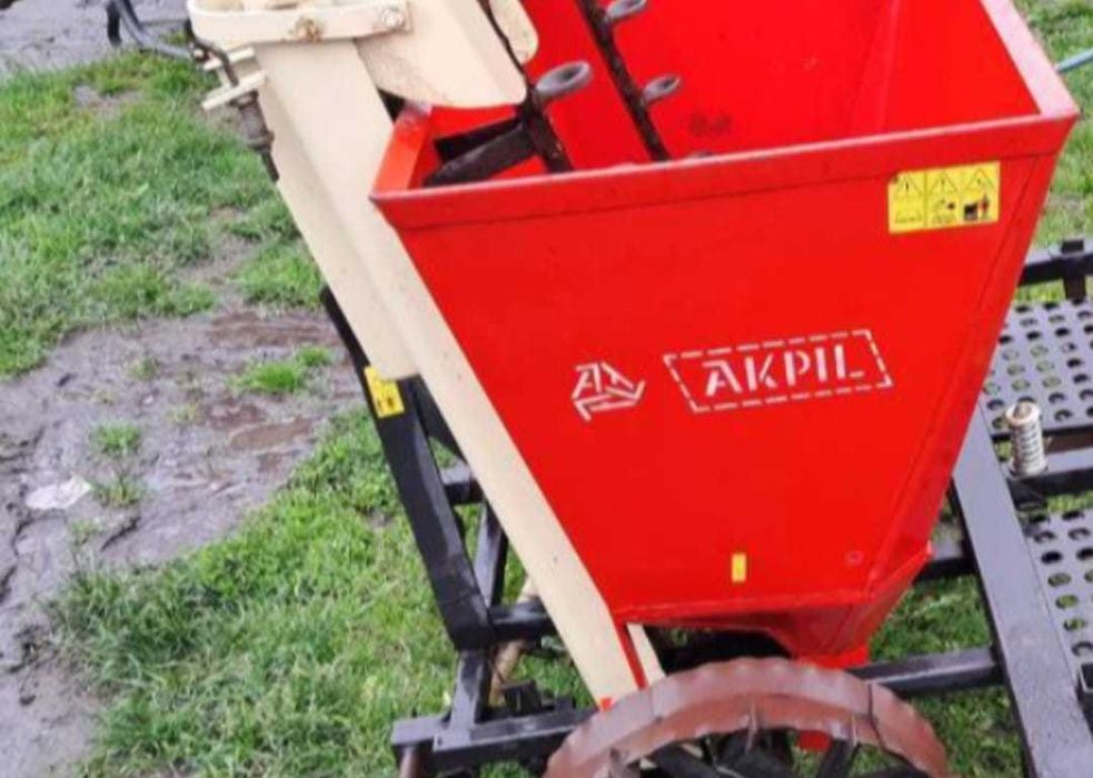 Mașină de plantat pe două randuri
