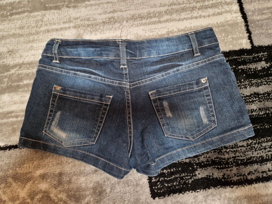 Pantaloni scurti și fustițe de blugi