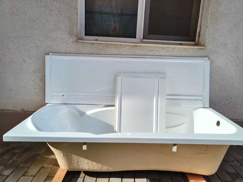 Cada de baie din acril, 170/75 cm, include si mastile, 800 ron.