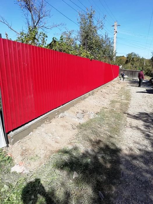 Constructii garduri si porti din plasa bordurata sipca metalica