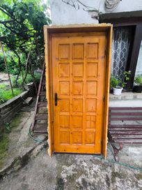Дървена входна врата в много добро състояние