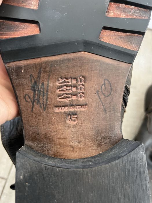 Vând ghete de piele maro.