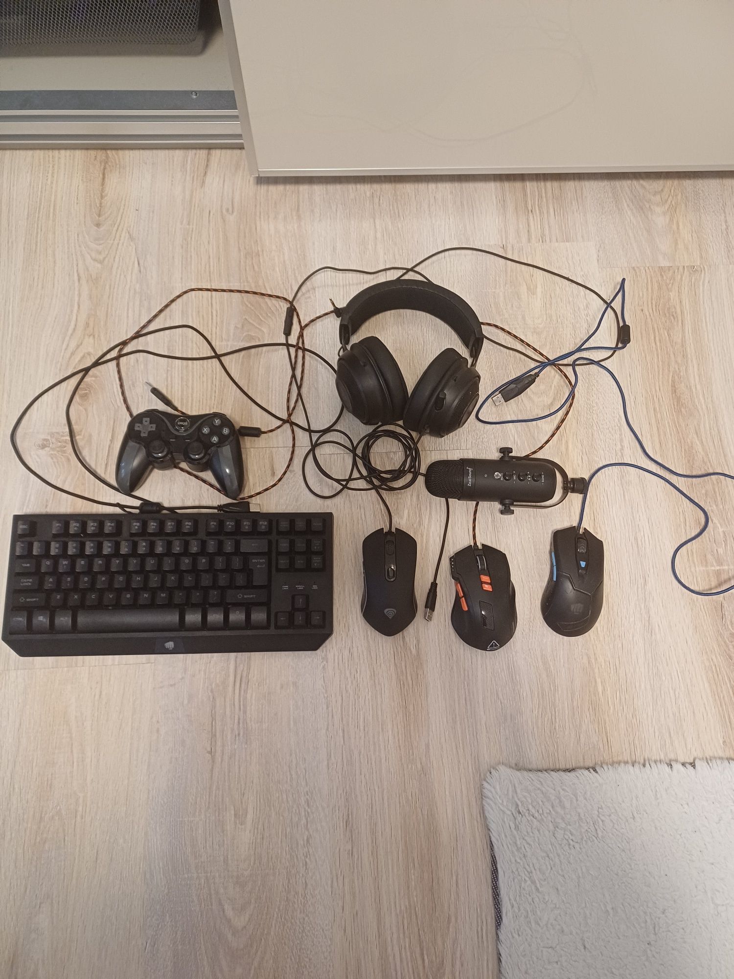 Комбо : Три мишки,клавиатура,микрофон,слушалки на razer, и контролер .