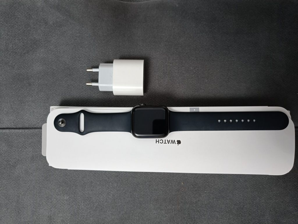 Смарт-часы Apple Watch SE 44 мм черный