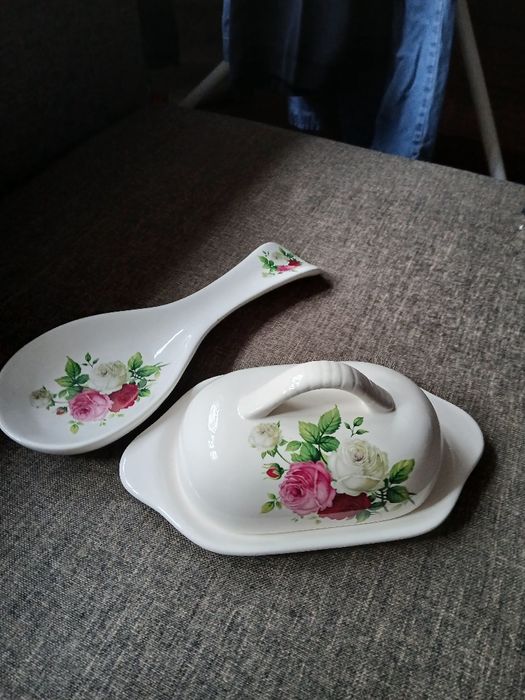 Порцеланов съд за масло