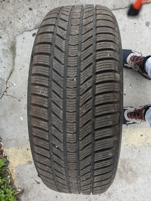 Vând anvelopa cauciuc 235.60r18 Continental