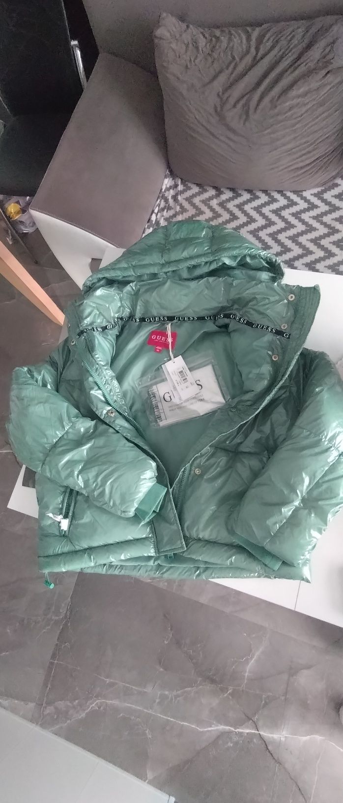 Продавам дамско яке  Guess