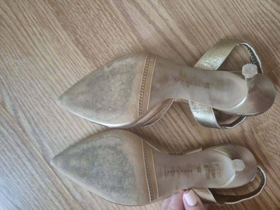 Sanda plina in față, piele aurie