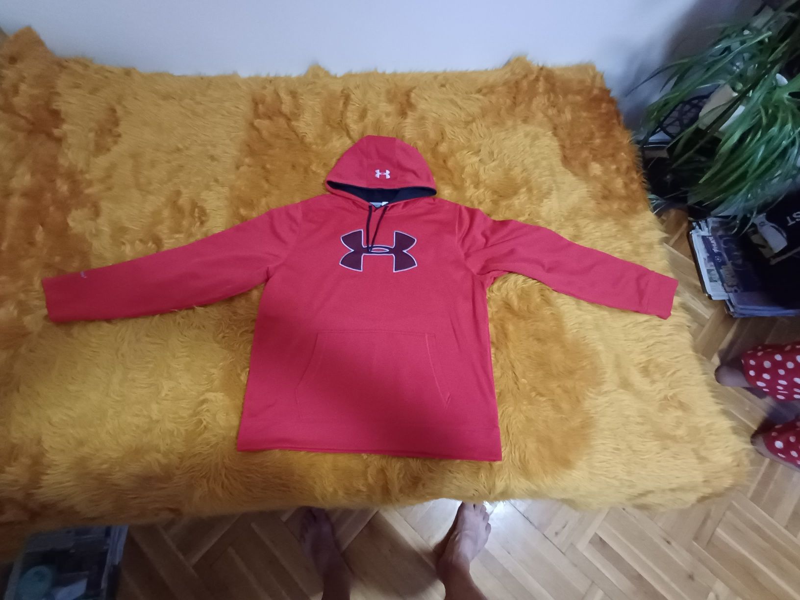 Продавам суичер UNDER ARMOUR