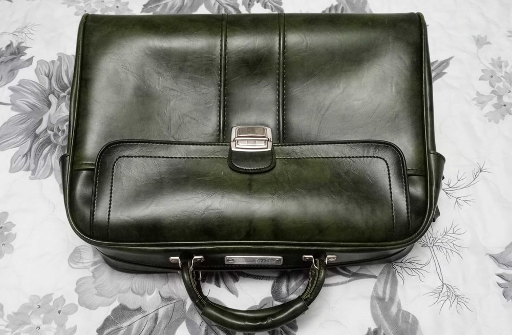 Зелена кожена чанта , отлична!