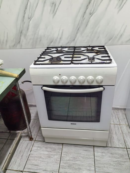 Продам газовую плиту в очень хорошем состояние цена 40000 BOSCH.