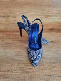 Елегантни дамски обувки със змийски принт и  висок ток