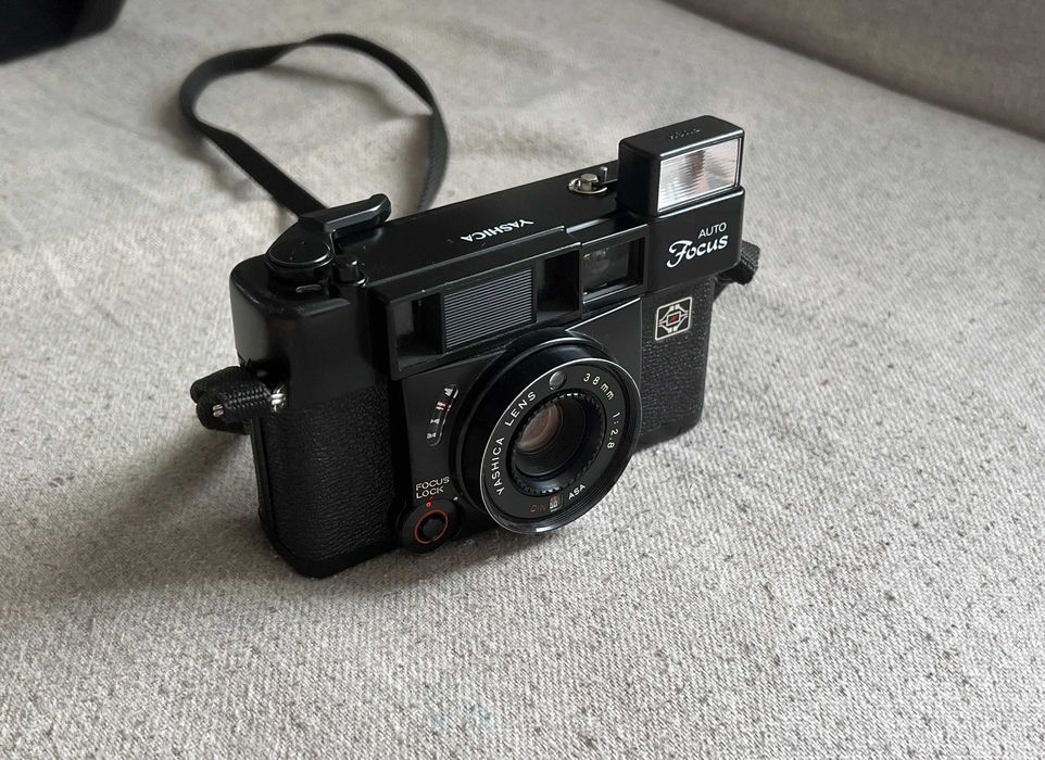 Aparat foto pe film Yashica Auto Focus 35mm+ husă originală funcțional