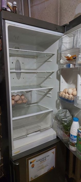 LG  холодильник сотилади
