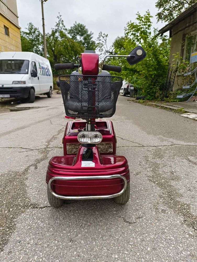 Електрически скутер за трудно подвижни хора или инвалиди