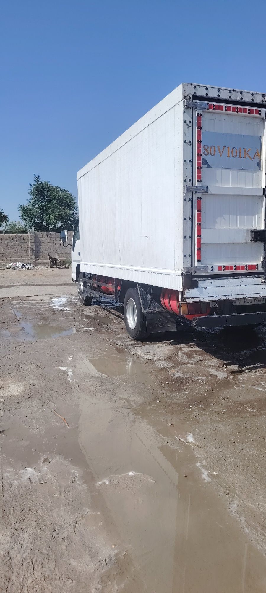 Isuzu 2013 - yil yaxshi holatda. Xolodelnik holatda