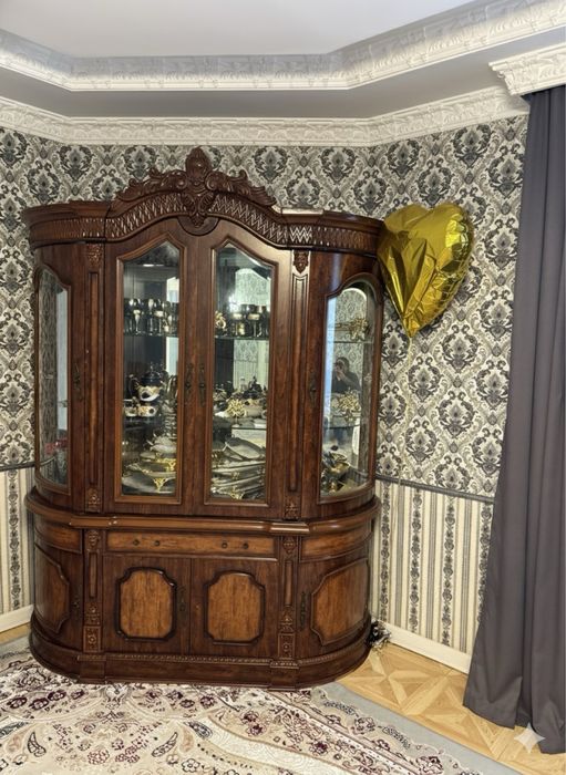 Роскошная классическая витрина из натурального дерева.