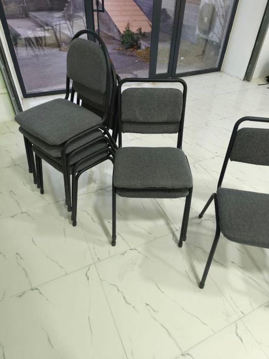 Стулья офисные черные