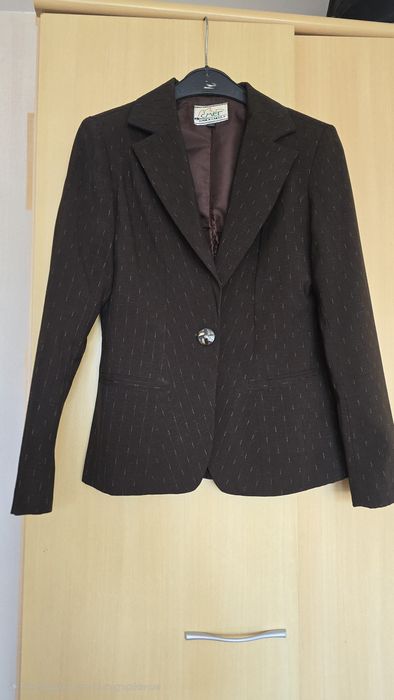 Кафяв официален костюм - прав панталон и вталено сако, размер С