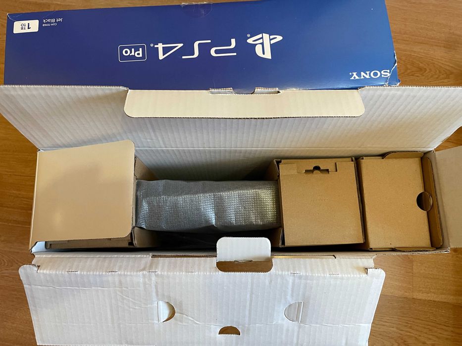 PlayStation 4 PRO 1TB, два джойстика, 5 игри, оригинална опаковка