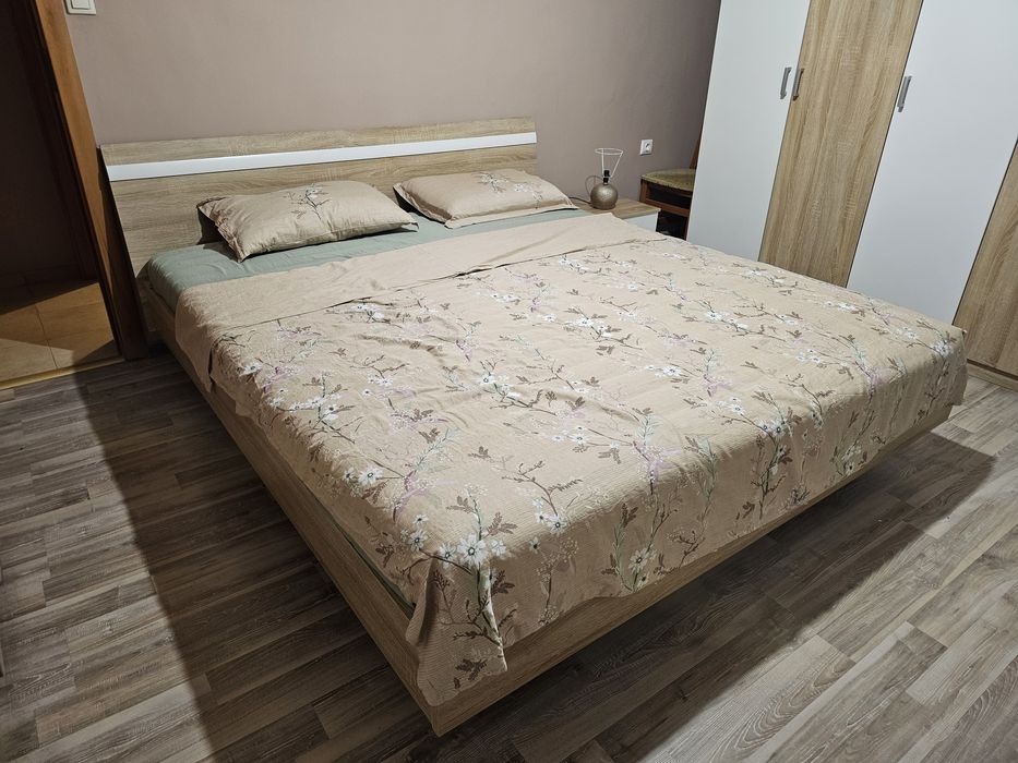 Спалня  200/200 с матрак , 5 кр гардероб ,скрин 140см , 2 шкафчета