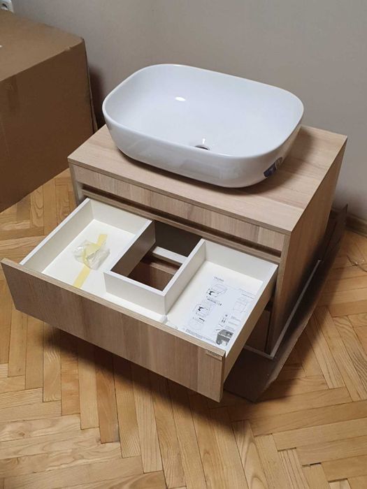 Спешно продавам поръчков комплект шкафове за баня