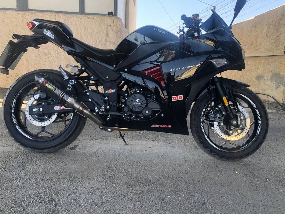 Спортивный мотоцикл Kawasaki ninja, 250 кубов.