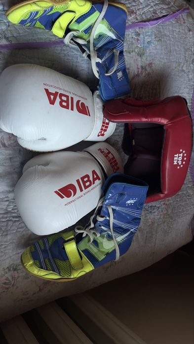 Боксерные перчатки,боксерка,шлем.