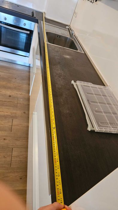 Поръчкова кухня със секция