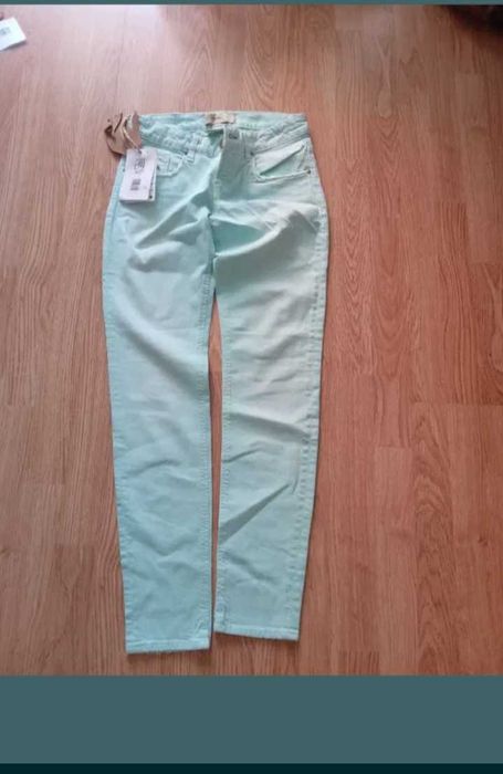 Pantaloni noi cu etichetă