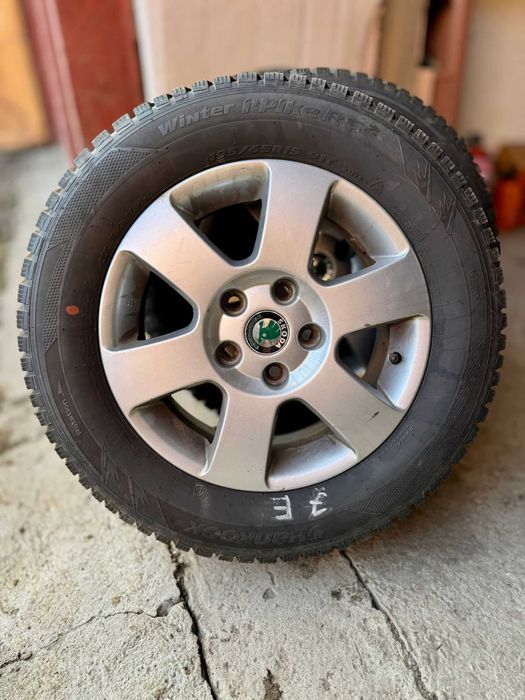 Anvelope de iarna Hankook 195/65R15, cu jante Skoda originale
