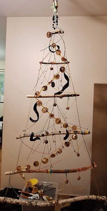 Ръчно изработена висяща коледна елха от естествени материали