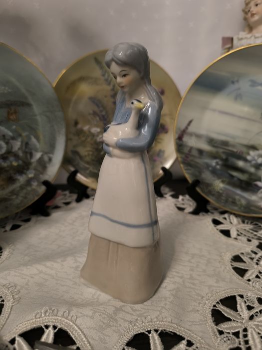 Порцеланова фигурка висока-15 см