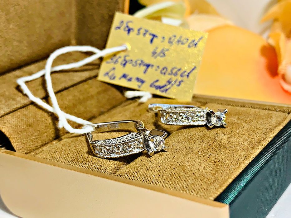 Изящные золотые серьги с бриллиантами