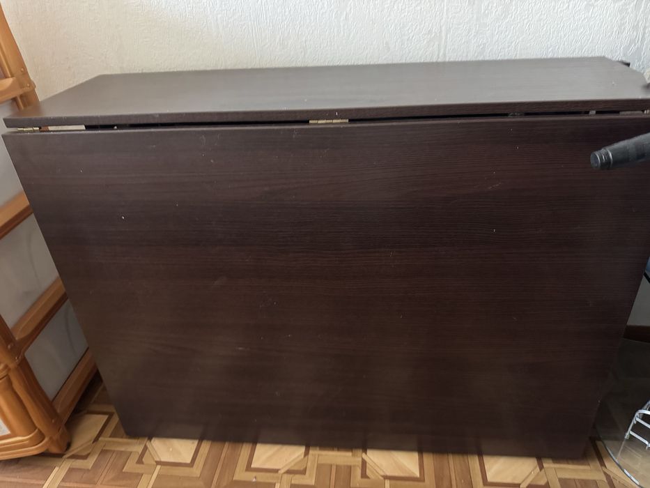 Стол книжка в коричневом цвете