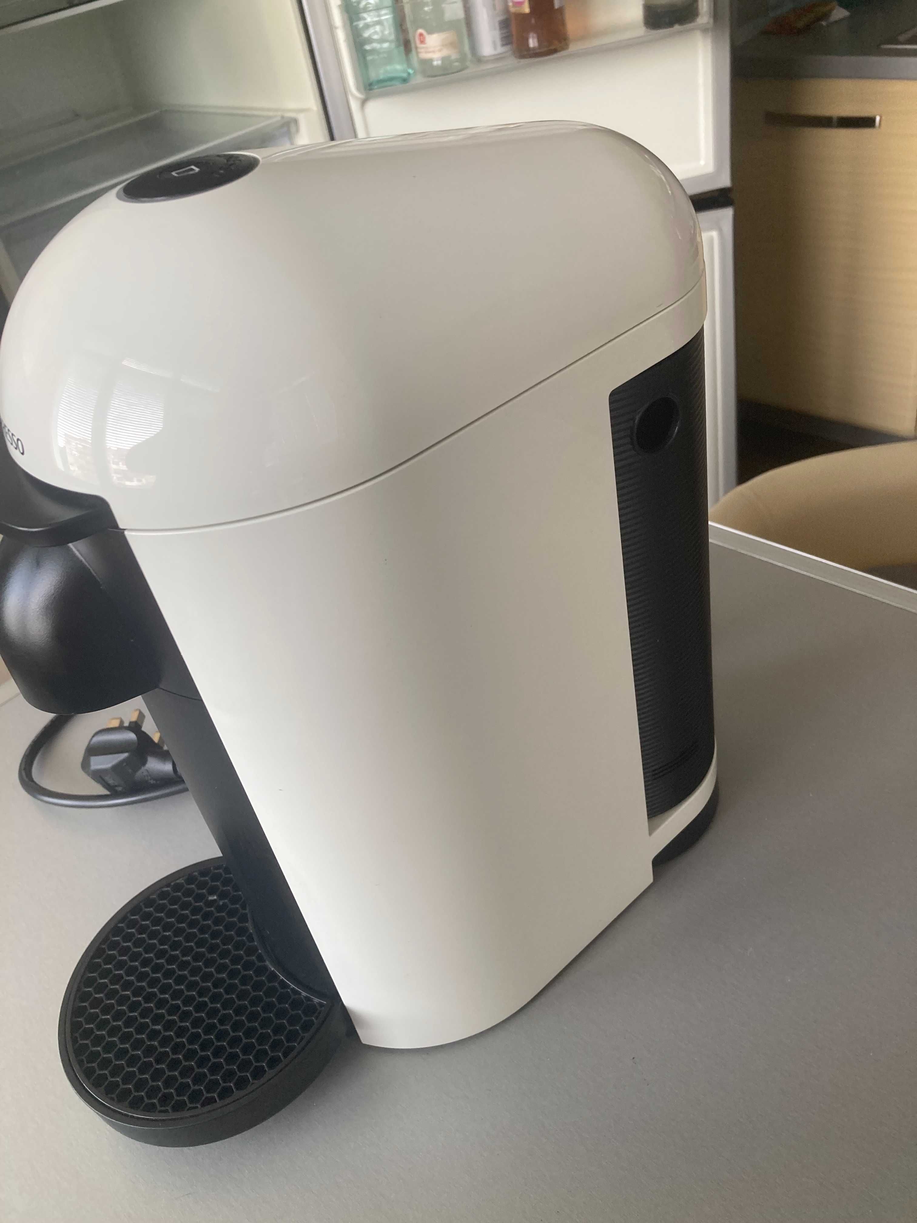 Кафемашина с капсули Nespresso VERTUO Plus GCB2