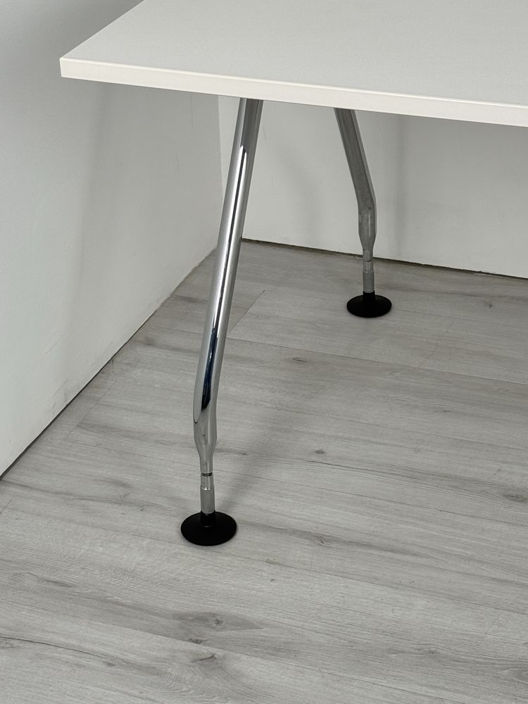 Бюро от марката  на Vitra Ad Hoc Design обзавеждане