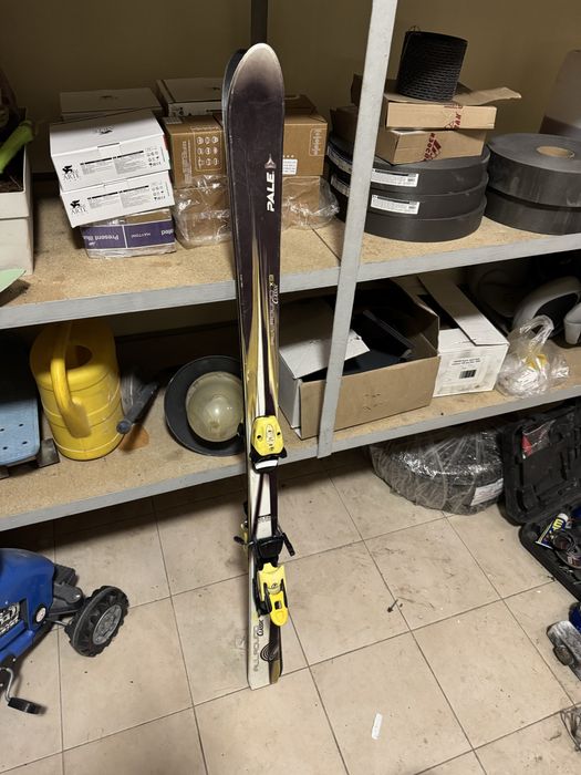 Узкие винтажные лыжи