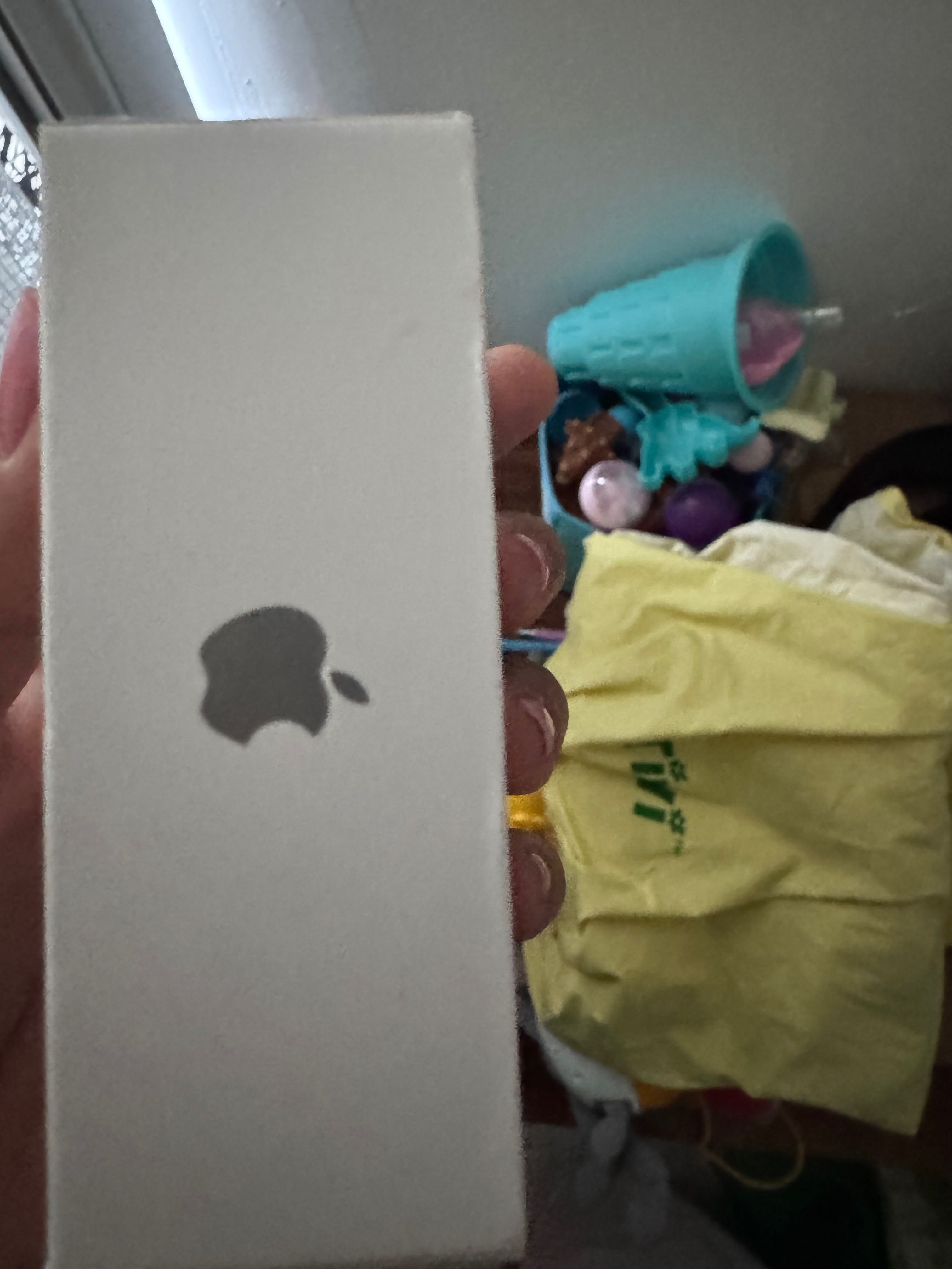 Iphone 4. Airpods
