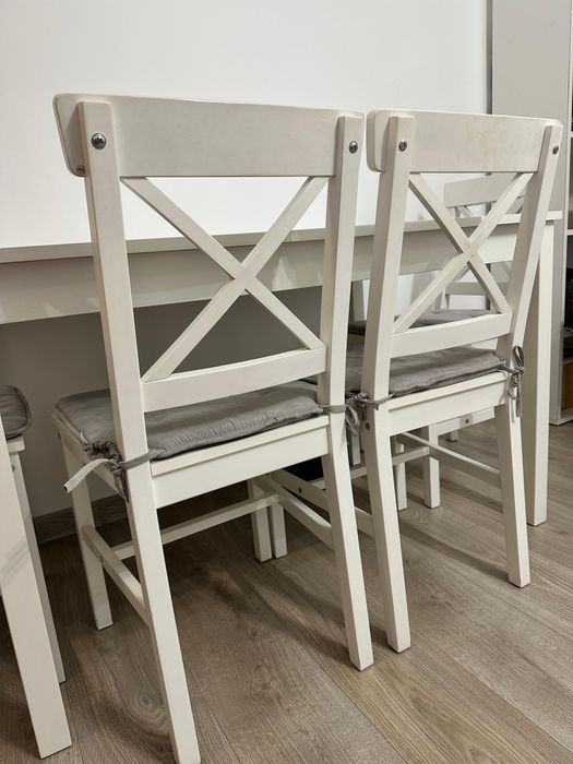 Set masă 118x75 și 4 scaune EJBY JYSK albe – stare bună + huse incluse
