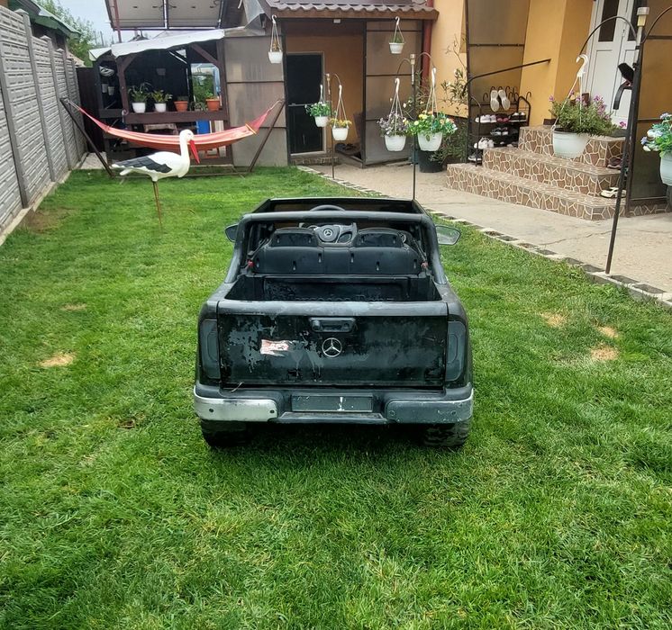 Masinuta electrica pentru 2 copii Mercedes X-Class 4x4 180W 12V