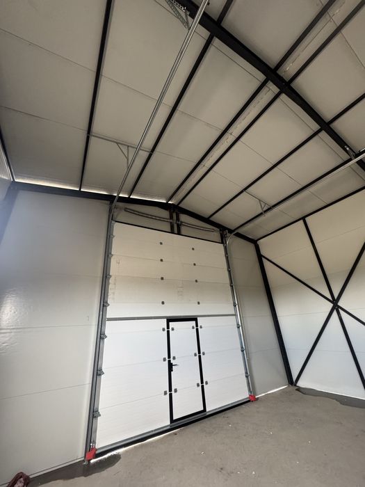 Vand Hala Metalica 8 X 12 completa cu panouri sandwich si usa la cheie