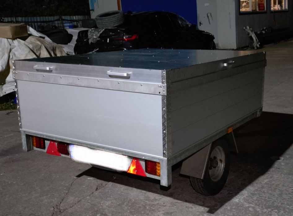 Remorca Saris Royal cu capac, 100% din aluminiu, 500 kg, lumini led.