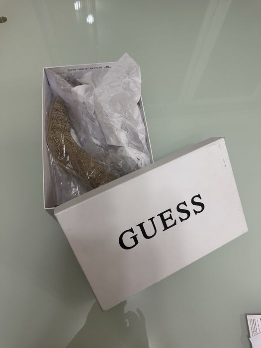 Обувки  на ток Guess