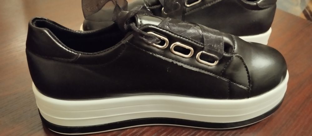 Продаю кроссовки женские