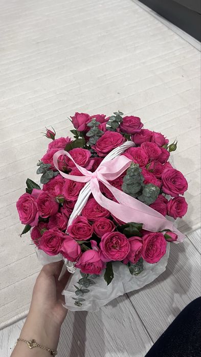 Красивые розочки в корзине в хорошем состоянии