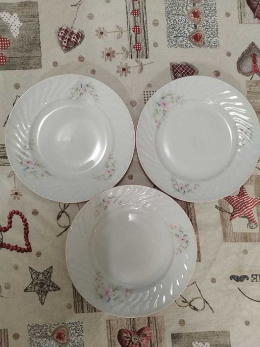 Три бели порцеланови сервиза за хранене