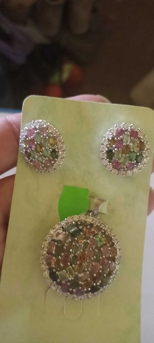 Set bijuterii de argint cu turmaline de diverse culori .