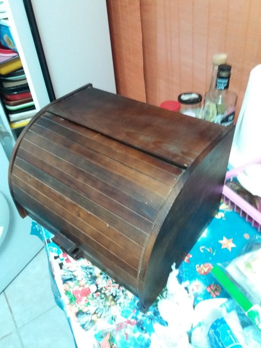 vand cutie speciala pt.pastrarea painii